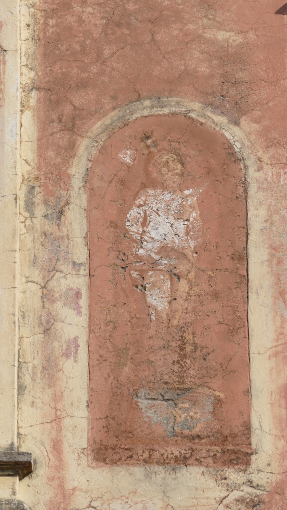 Particolare della chiesa di San Sebastiano nella frazione di Isolalunga