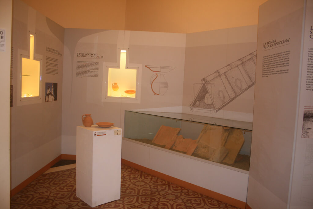 Tomba “alla cappuccina” nella sala 10 Sala 10 in cui è custodita una tomba “alla cappuccina”