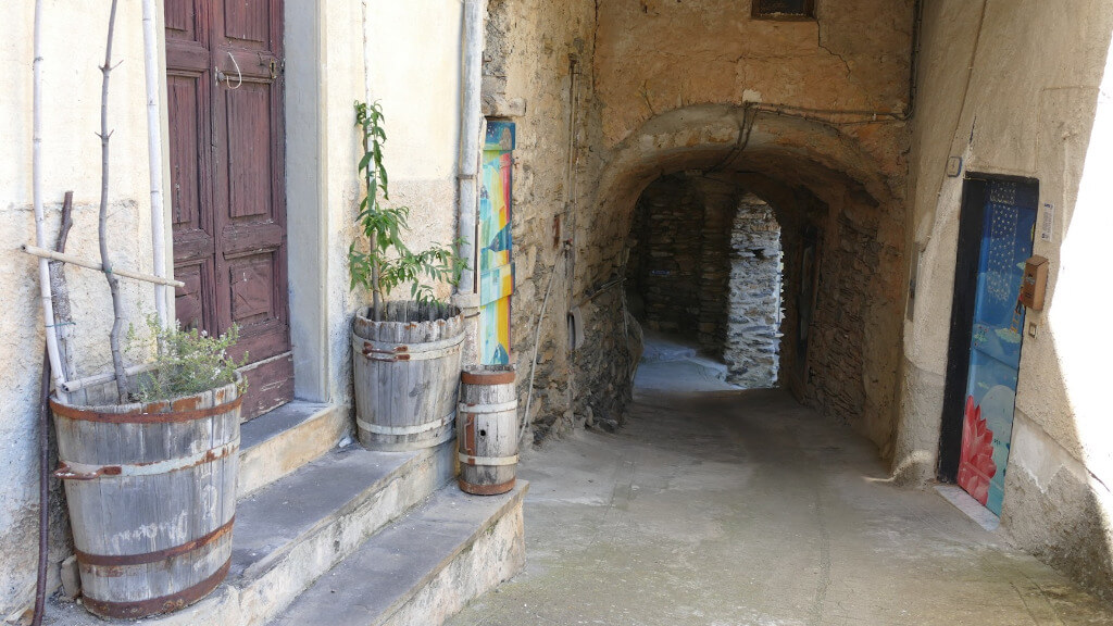 Caruggio di Valloria con le porte colorate Le porte colorate di Valloria