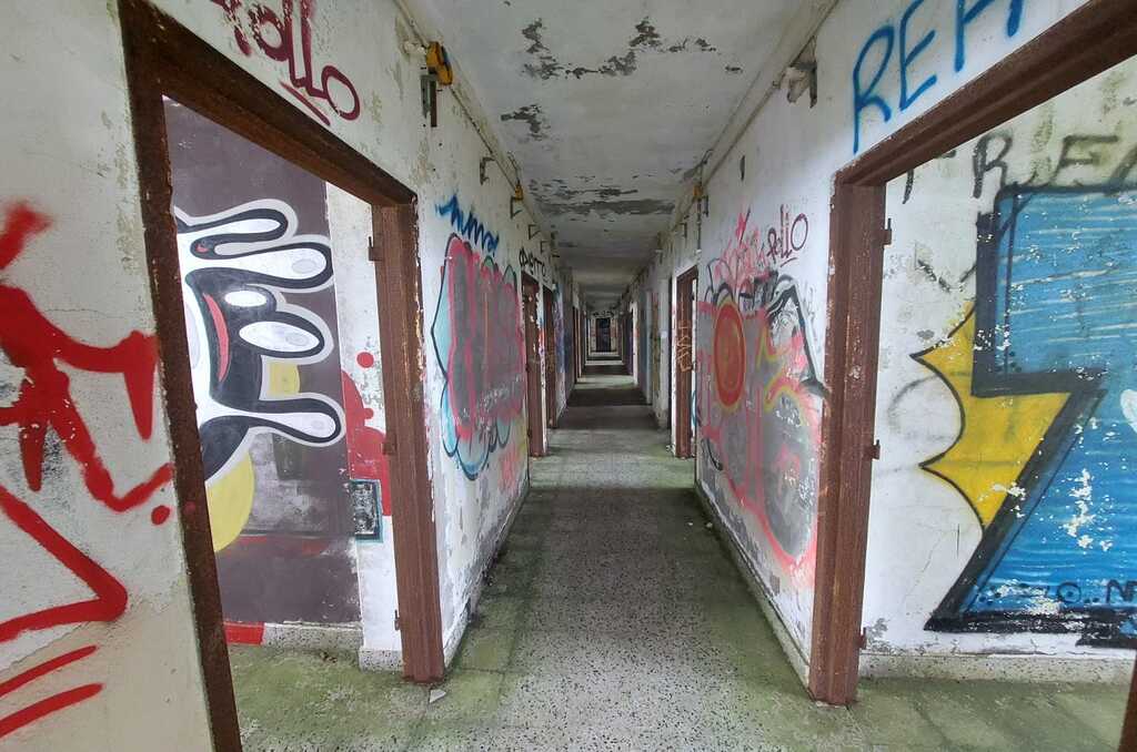 Il corridoio che porta alle camerate dell’ex base militare americana di Calice Ligure