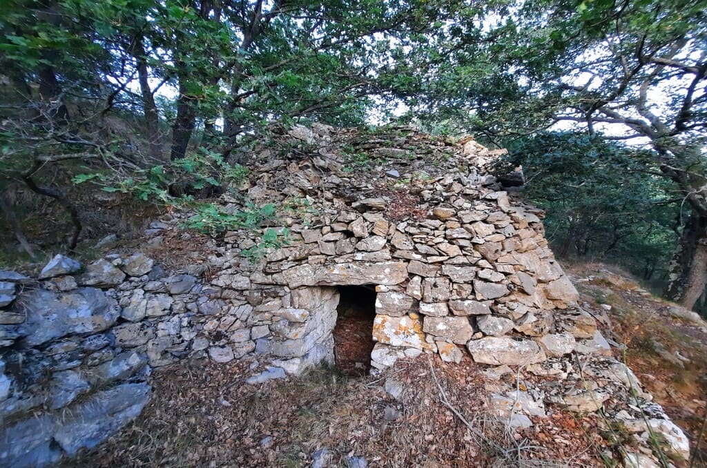 L’ingresso di una casella sul sentiero per il Pizzo Evigno