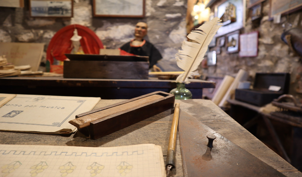 Dettaglio di uno antico scrittoio e calamaio