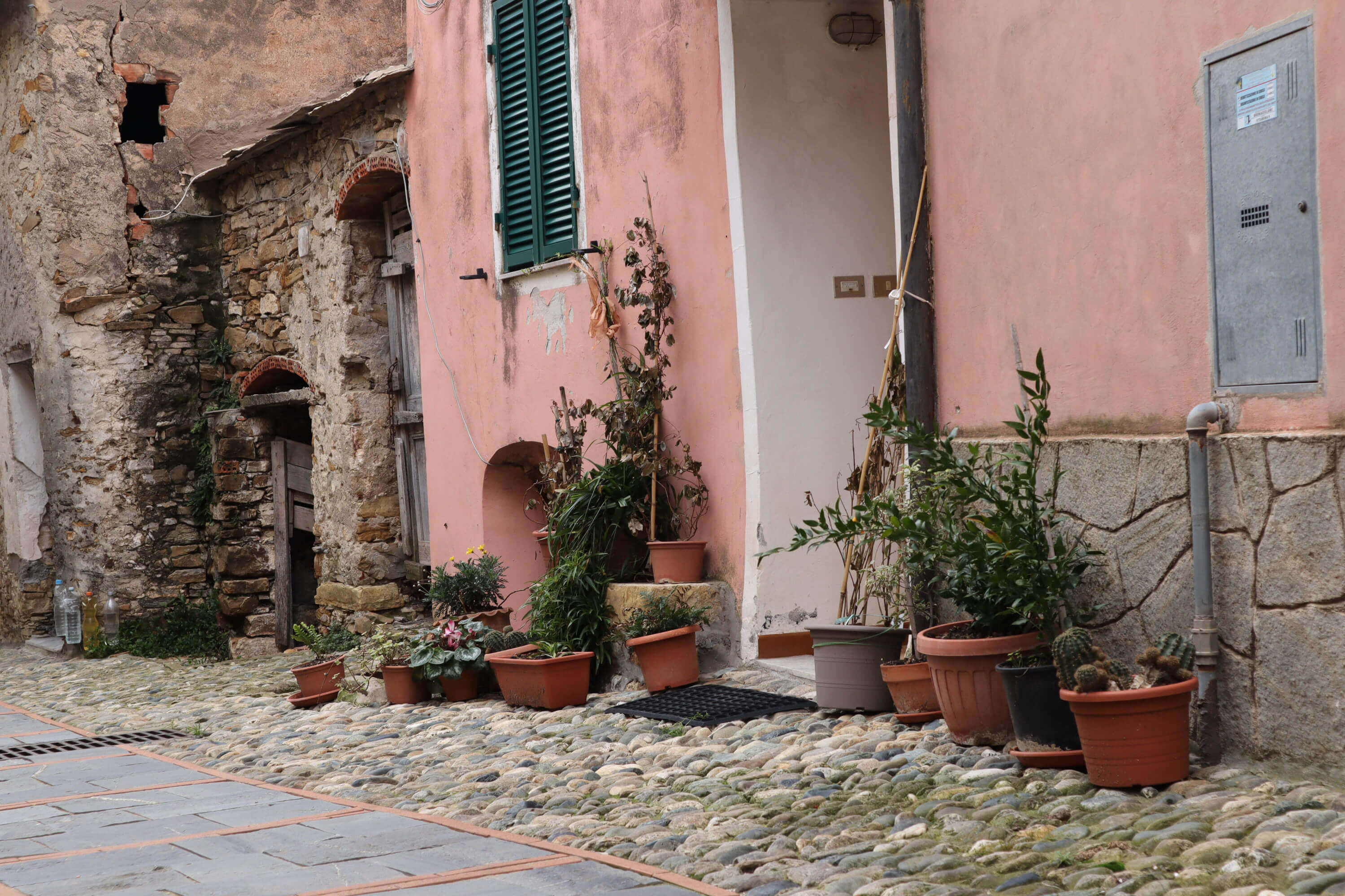 caratteristici caruggi a Lingueglietta Alcuni caruggi a Lingueglietta