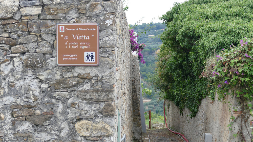 Indicazione del sentiero “A vietta” che porta a Varcavello