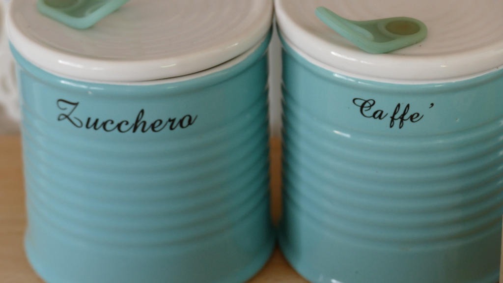  Contenitori di zucchero e caffè nella cucina de Le Girandole