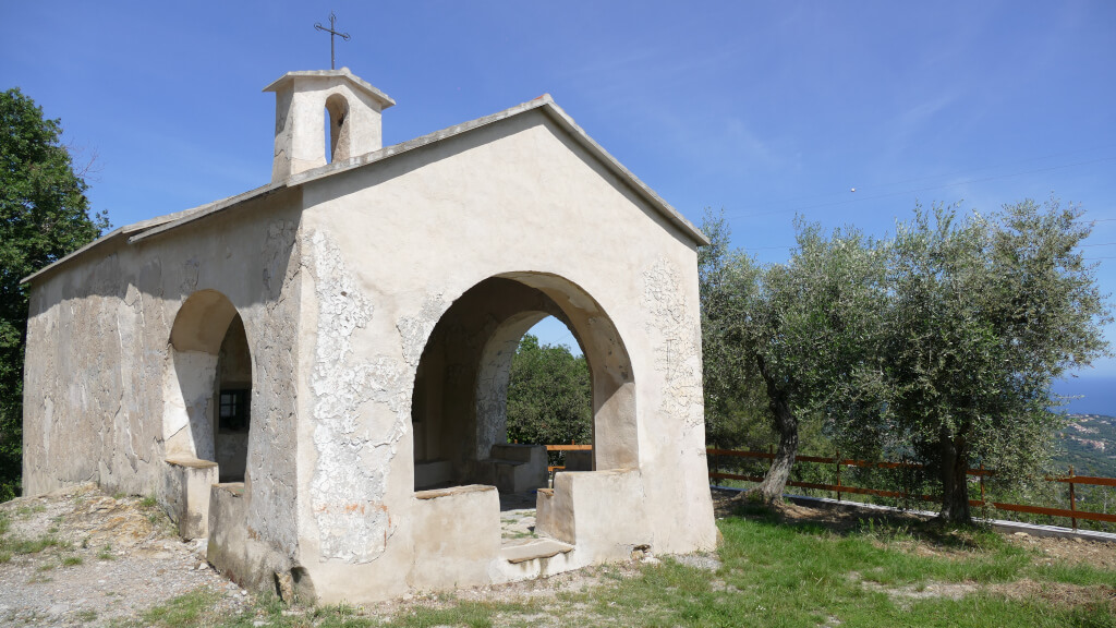 Esterno della chiesetta di San Carlo a Diano Arentino