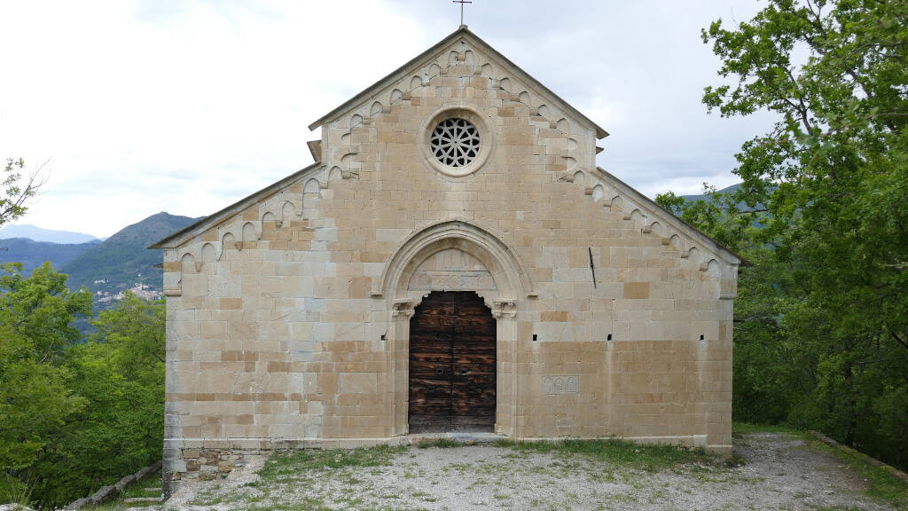 Facciata della chiesa tardomedievale della Maddalena La chiesa campestre della Maddalena a Lucinasco