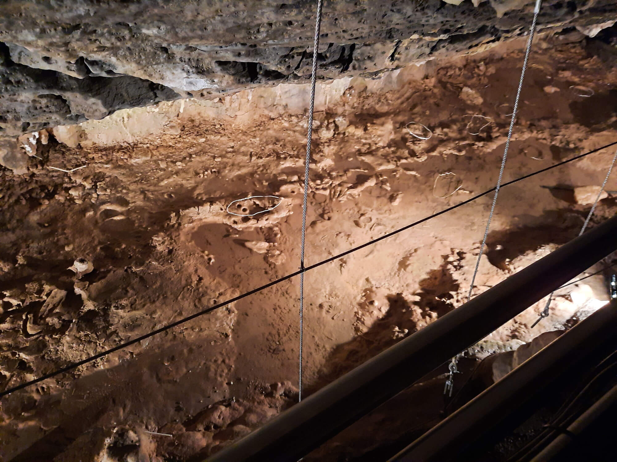 Alcune antiche impronte umane presso le grotte di Toirano