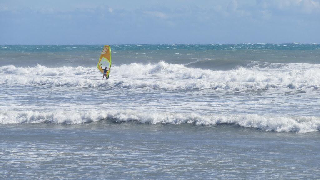 Un surfista alle prese con il vento durante il Windfestival