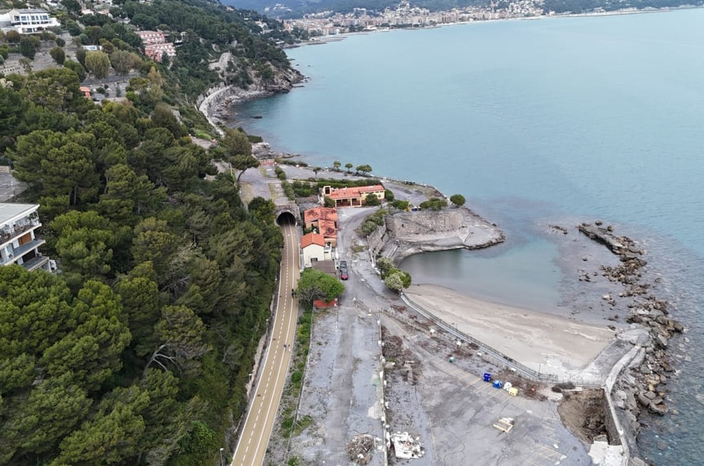 Der Radweg Diano Marina–Andora auf Höhe von Capo Mimosa
