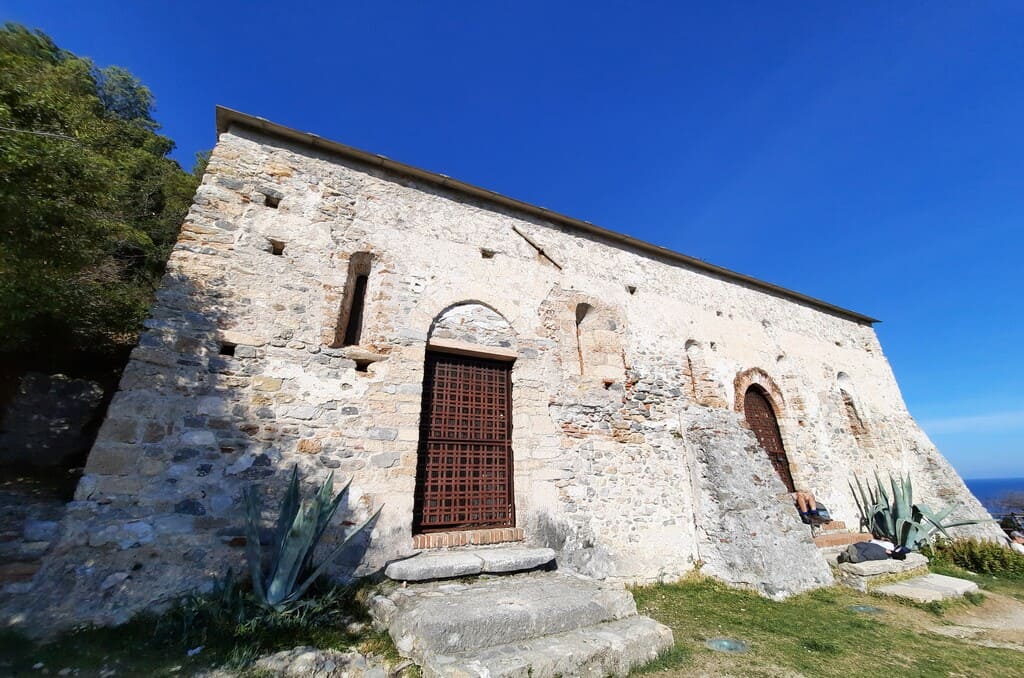 La chiesa di San Lorenzo di Varigotti lungo il sentiero del Pellegrino