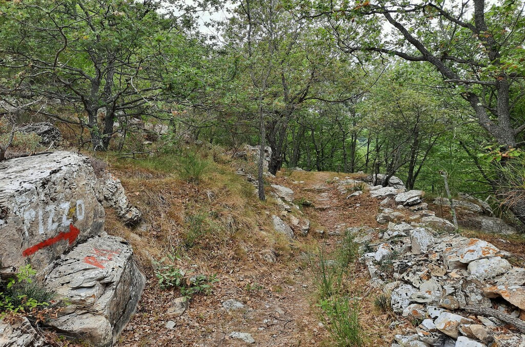 Le indicazioni lungo il sentiero per il Pizzo d’Evigno