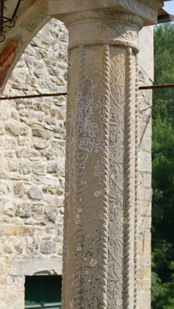 Colonna del portico della chiesa di San Giovanni del Groppo Dettaglio della colonna della chiesa di San Giovanni del Groppo