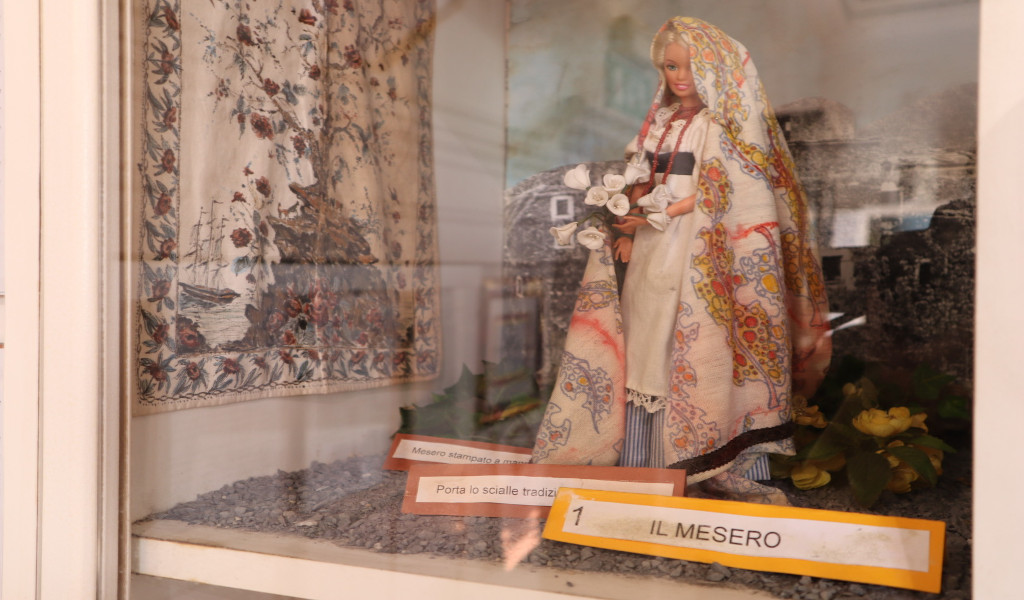 Una bambola con l’antico mesero