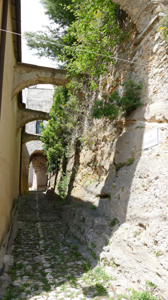 Un caruggio nella frazione di Pairola