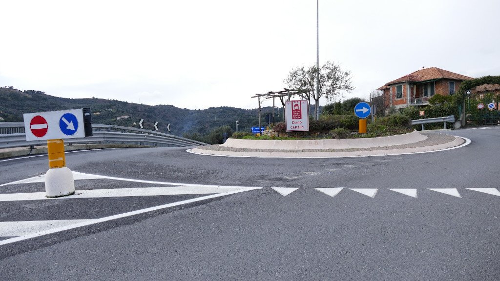 La rotonda all’ingresso di Diano Castello