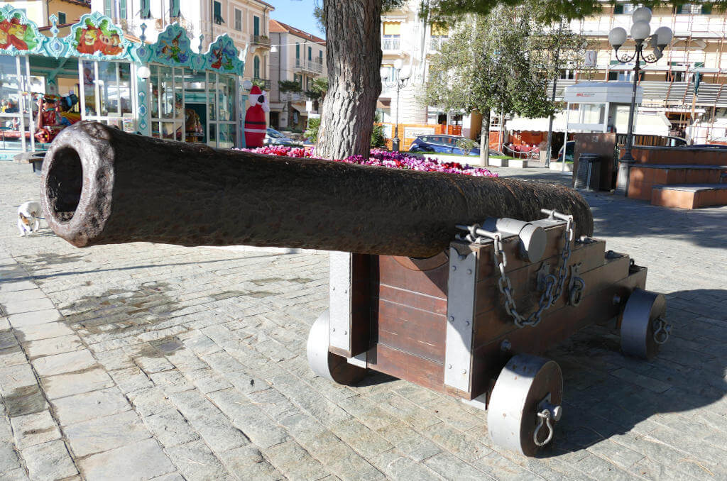 Immagine di una cannone sul Lungomare di Diano Marina