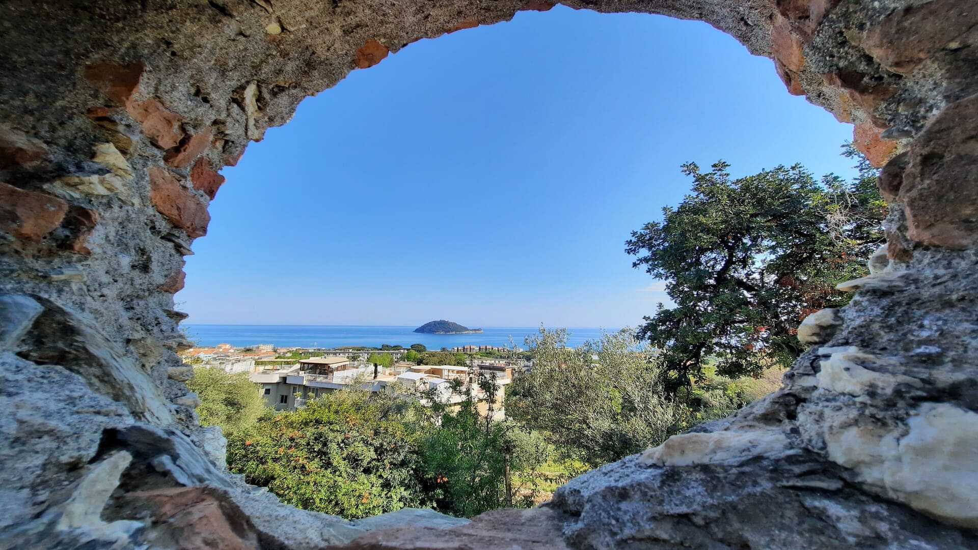 Via Julia Augusta: a walk from Albenga to Alassio between history and nature 