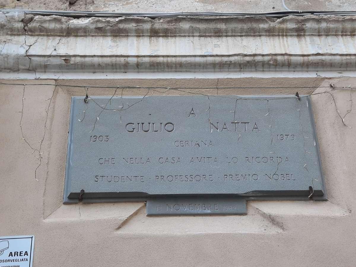 Dettaglio della targa dedicata a Giulio Natta a Ceriana