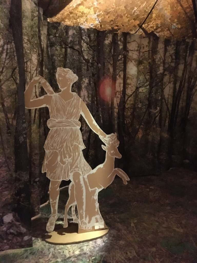 Riproduzione del bosco sacro col cartonato della dea Diana La sala in cui è riprodotto il bosco sacro