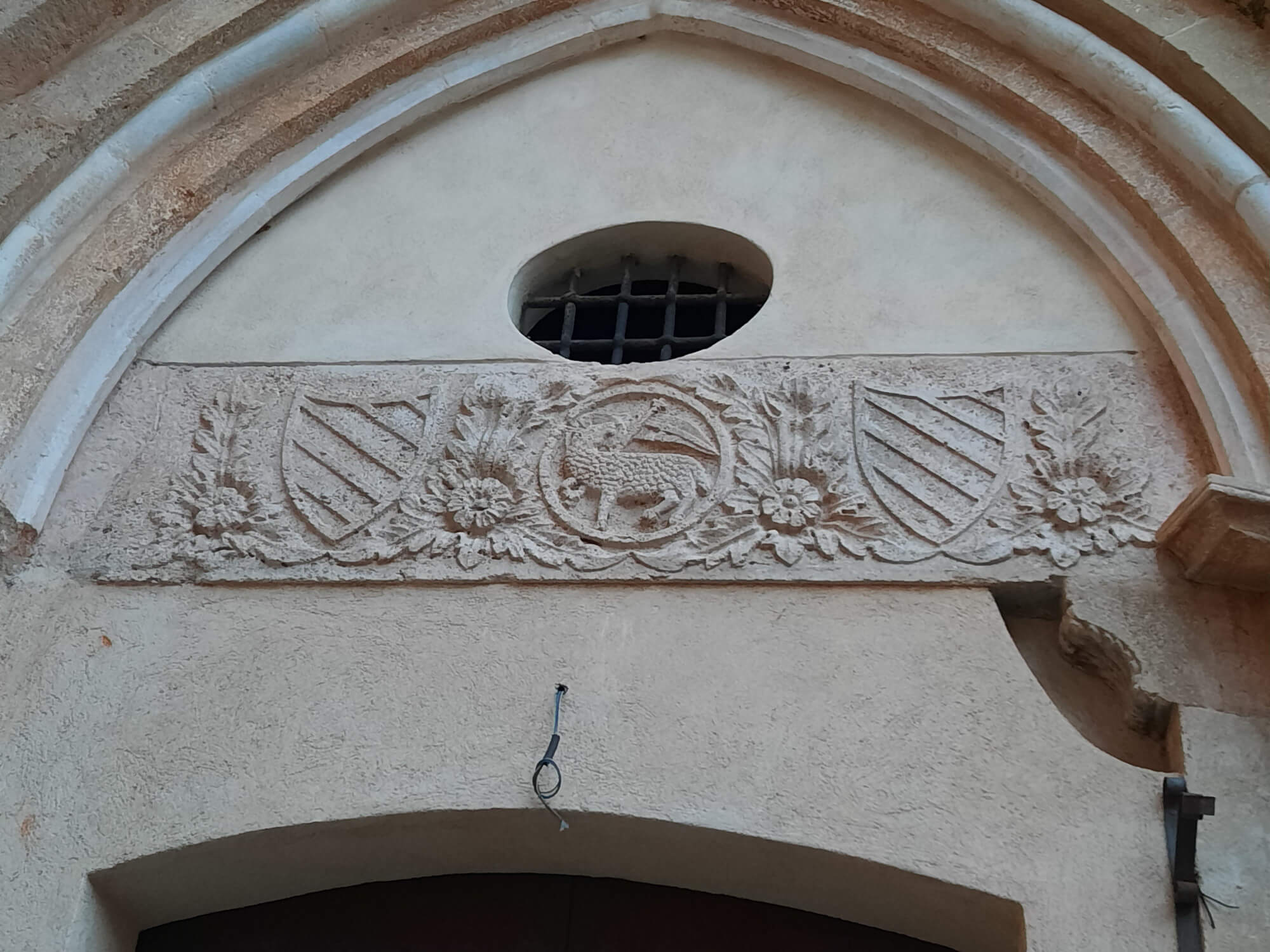 Bassorilievo nella facciata della chiesa di Santa Caterina Dettaglio della facciata della chiesa di Santa Caterina