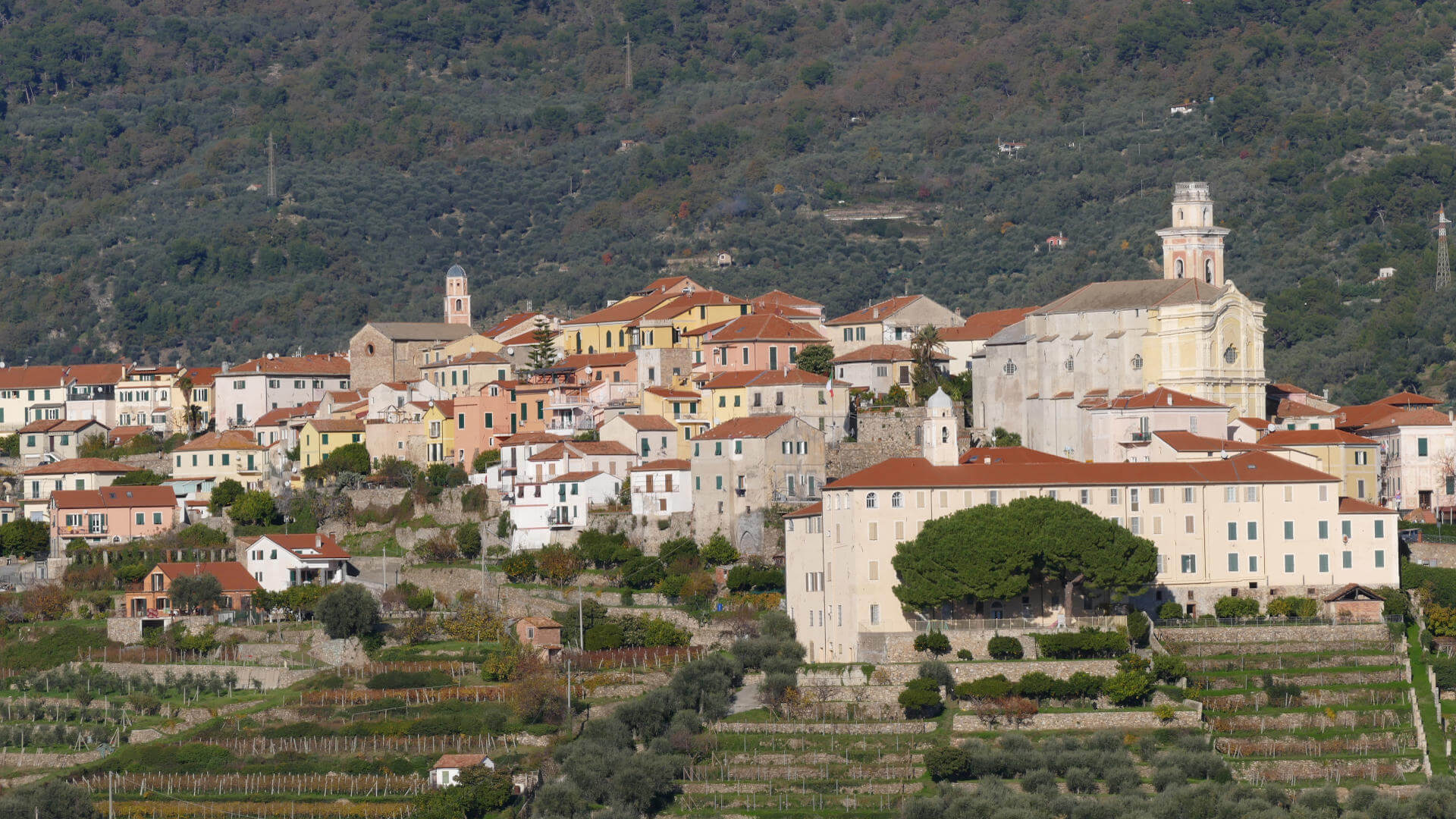 Il Comune di Diano Castello: un borgo fortificato dalla bellezza antica 