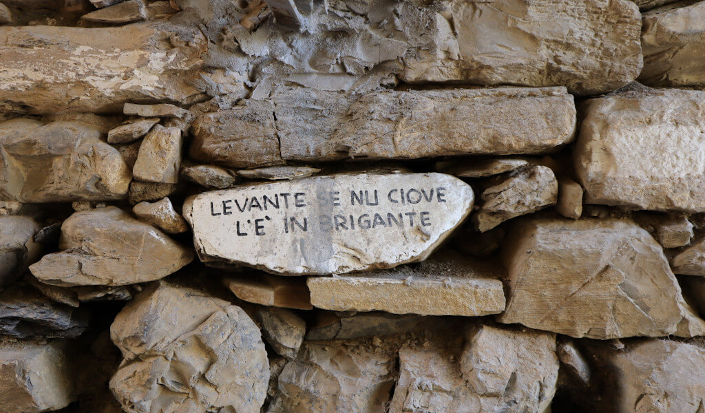 Dettaglio dei caruggi a Diano Roncagli