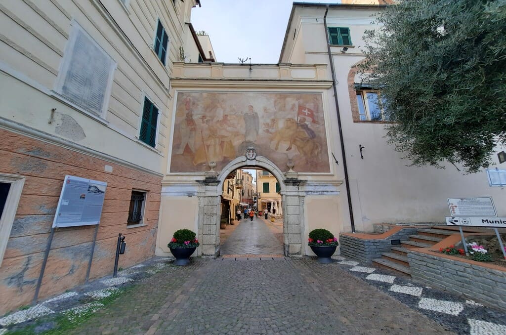 Porta di Piazza a Noli