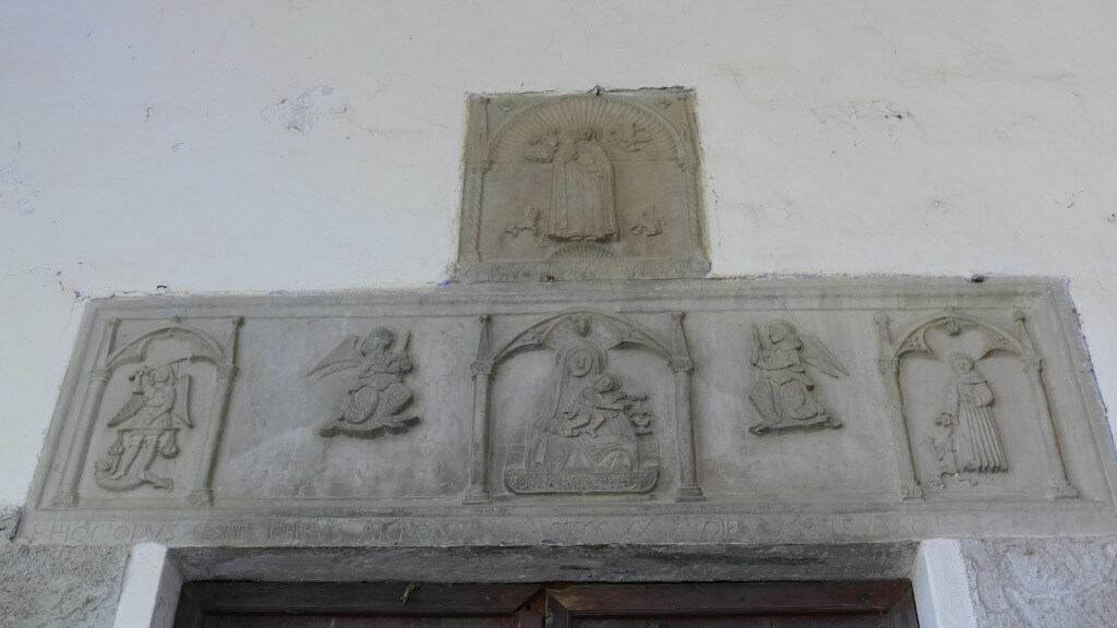 Architrave della cappella della Madonna della Neve a Villatalla Dettaglio della cappella della Madonna della Neve a Villatalla