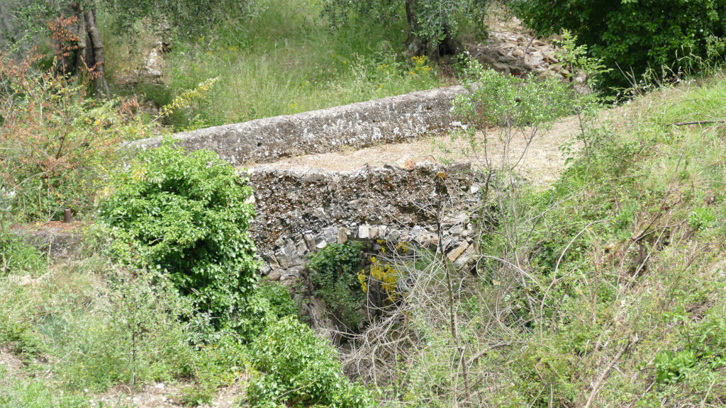 Vista del ponte medievale che si può ammirare a Riva Faraldi Ponte medievale a Riva Faraldi