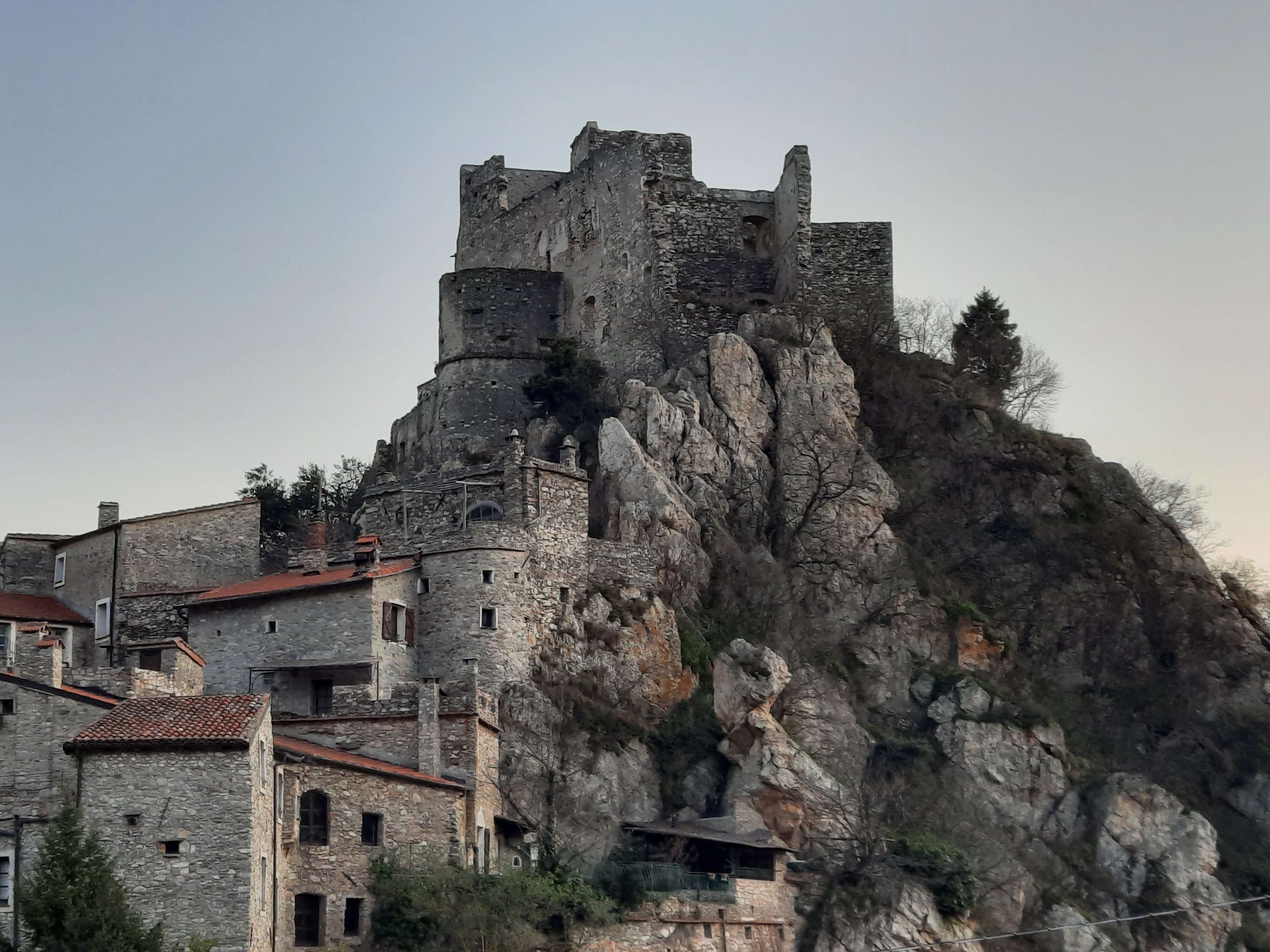 Scorcio del castello di Castelvecchio di Rocca Barbena