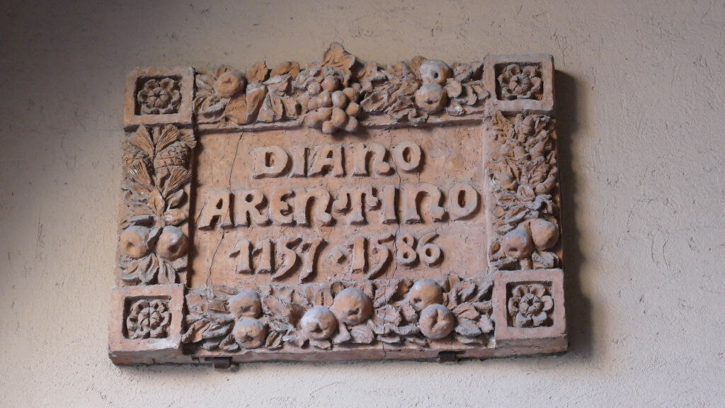 Formella col nome di Diano Arentino