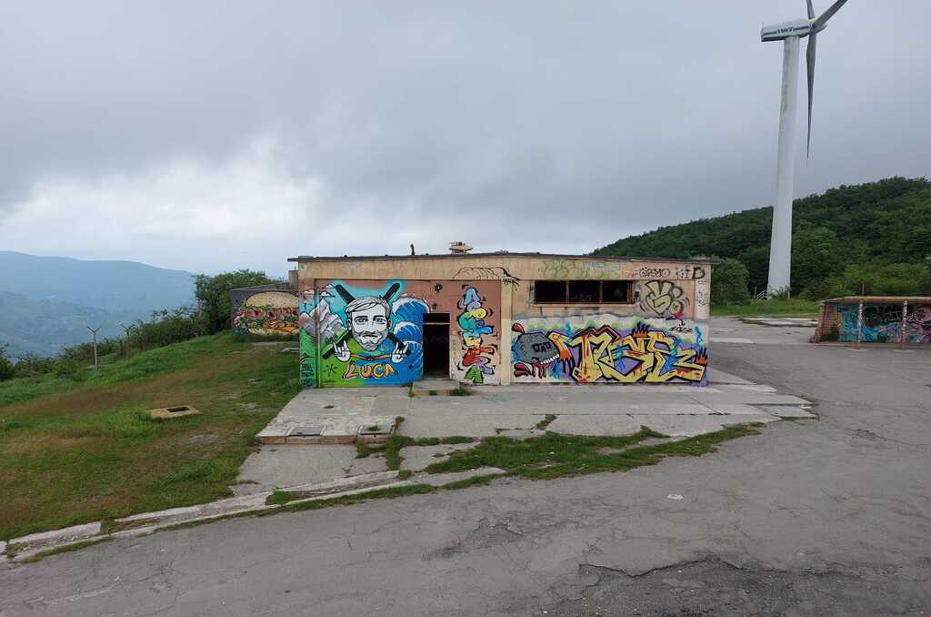 L’ingresso sud dell’ex base militare americana di Calice Ligure