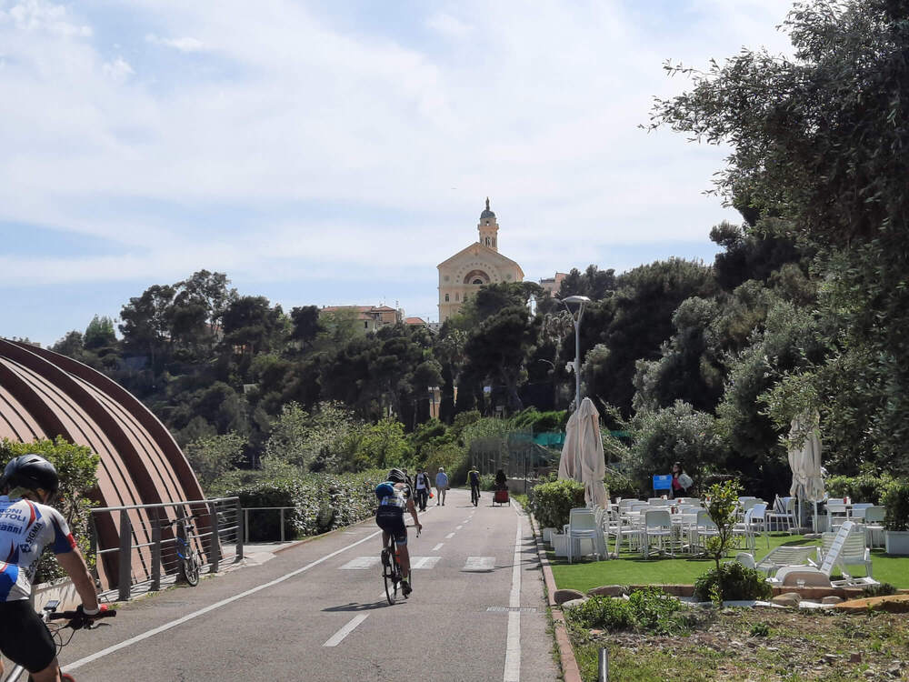 Vista della frazione di Bussana Mare dalla pista ciclabile Scorcio della pista ciclabile di Bussana Mare