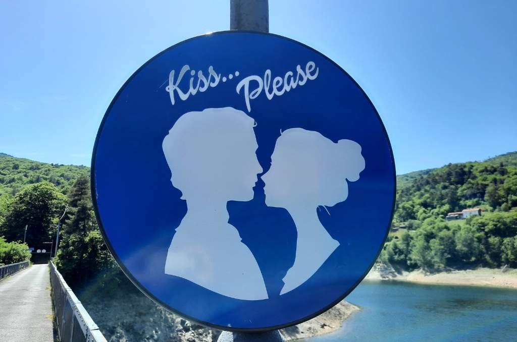 Dettaglio Ponte Manfrin Il Ponte Manfrin o ponte dei baci a Osiglia