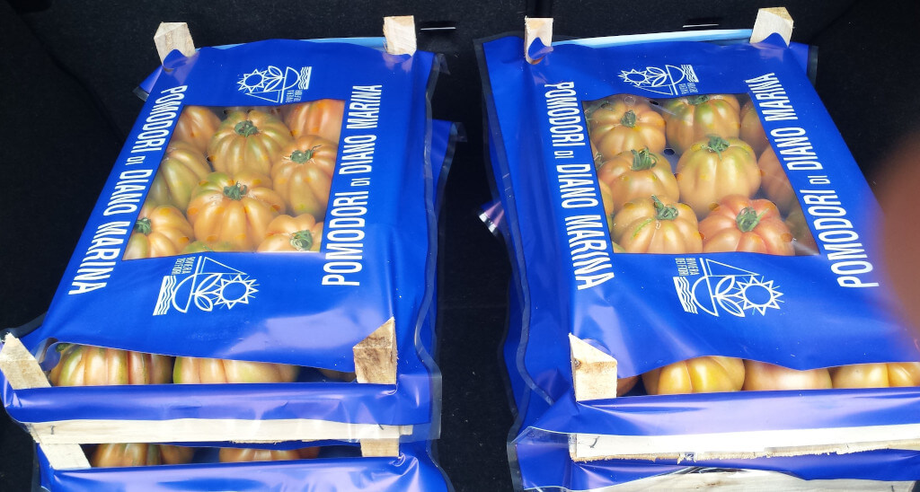 Immagine dei plateau di pomodori cuore di bue