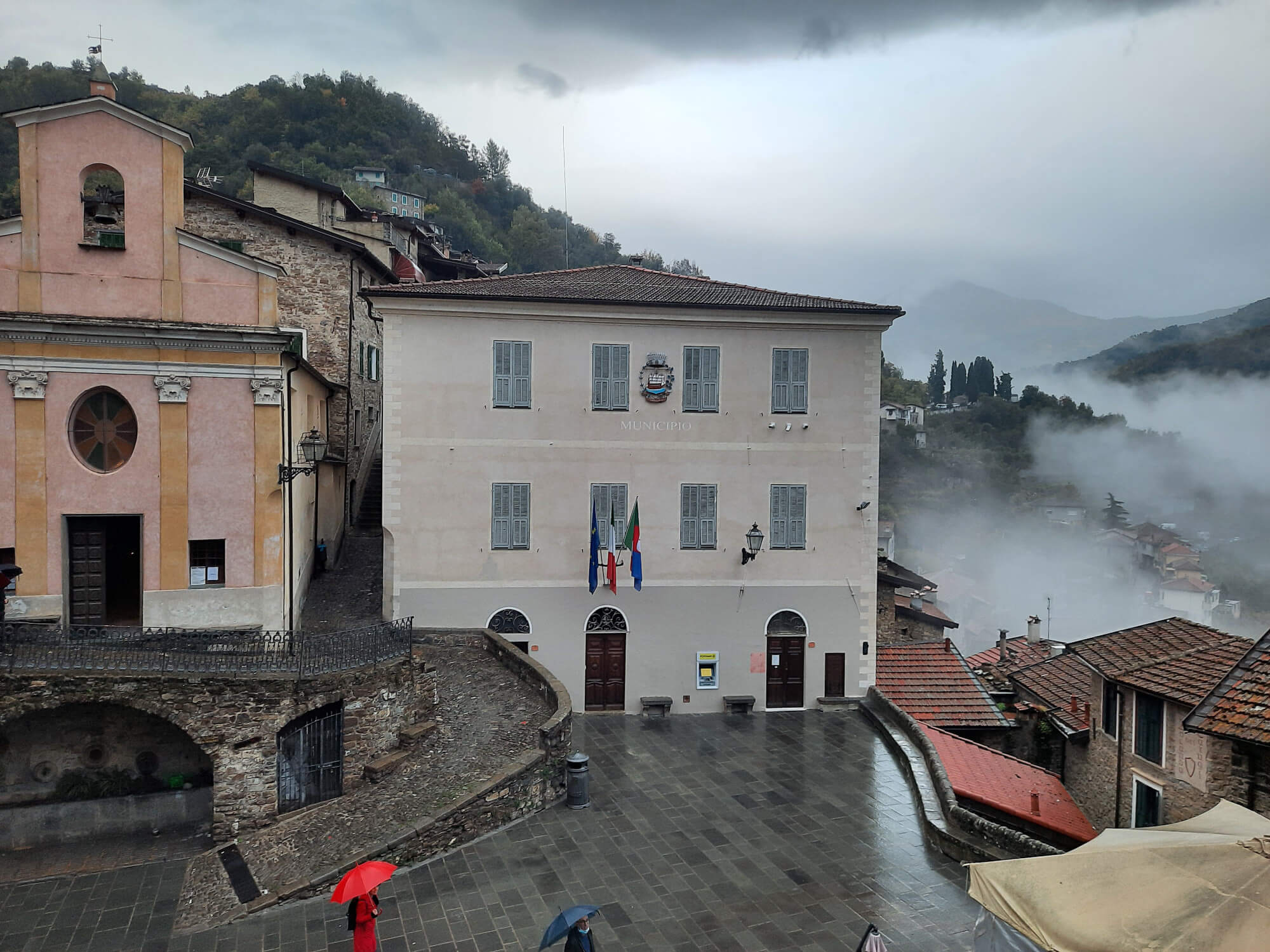 L’oratorio e il palazzo comunale di Apricale