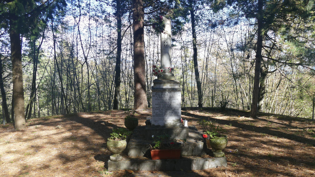 Il monumento alla memoria dell’eccidio avvenuto a Testico il 15 aprile 1945