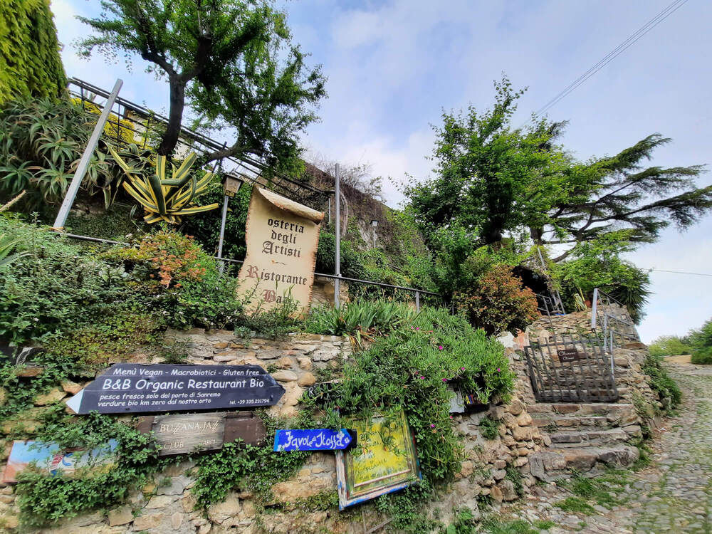 Le insegne di alcuni bar e ristoranti a Bussana Vecchia