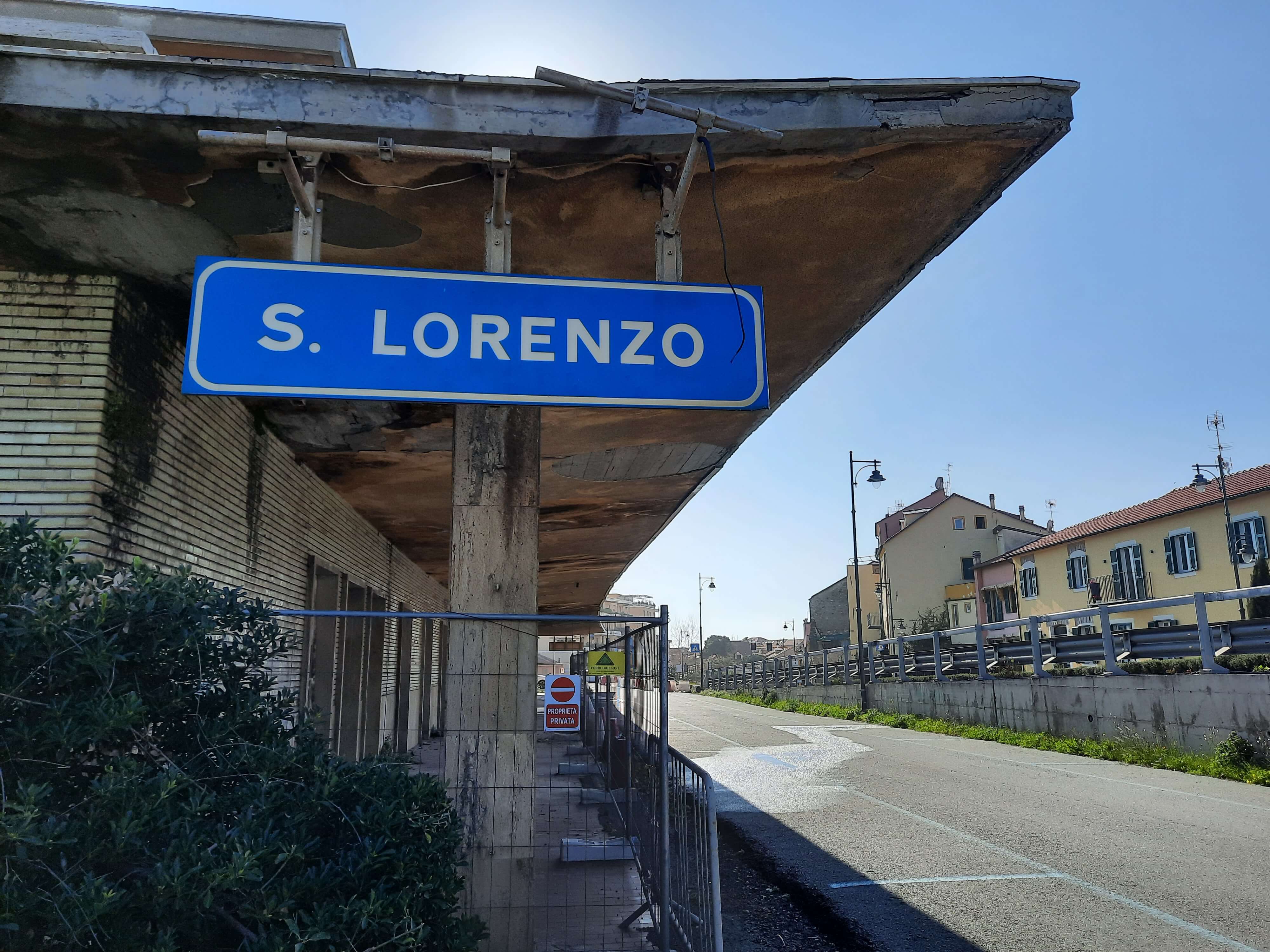La ex-stazione di San Lorenzo che segna l’inizio della tappa La vecchia stazione a San Lorenzo
