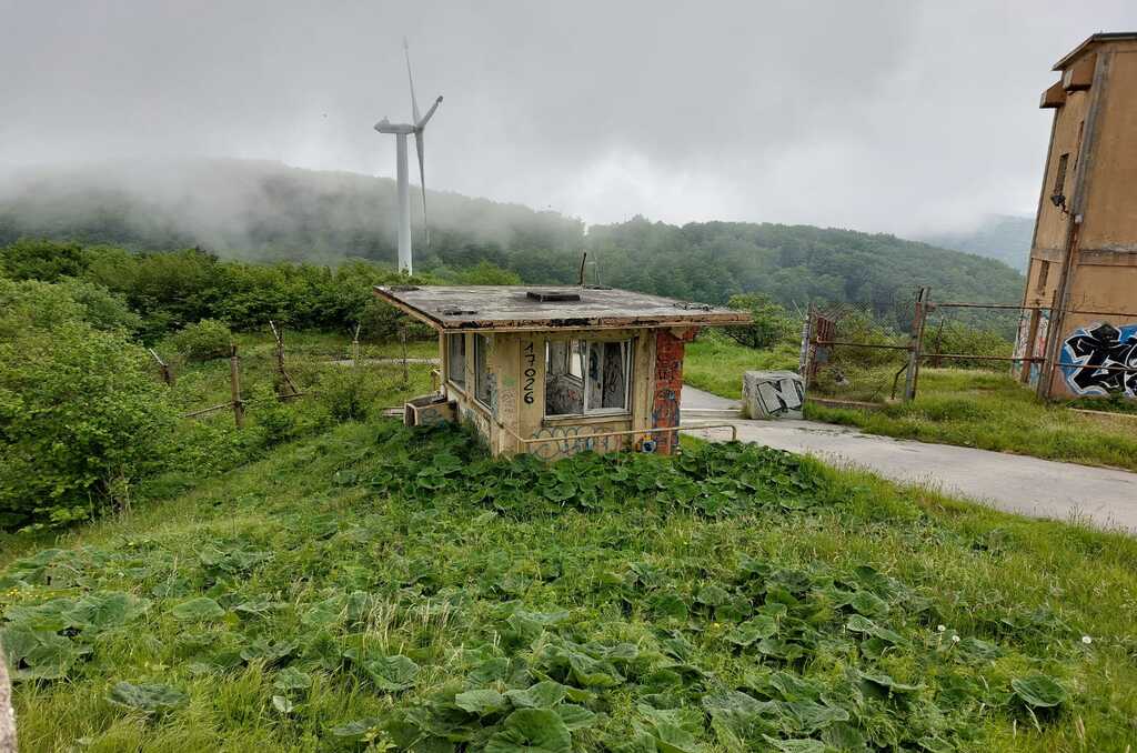 La guardiola dell’ex base militare di Calice Ligure vista dall’ingresso