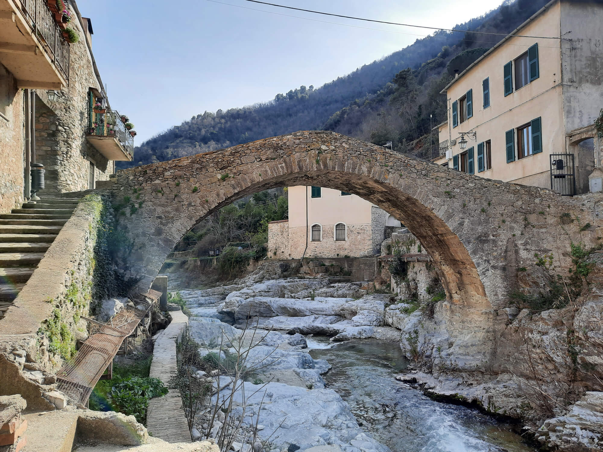 Ponte romanico a Zuccarello Il ponte di Zuccarello