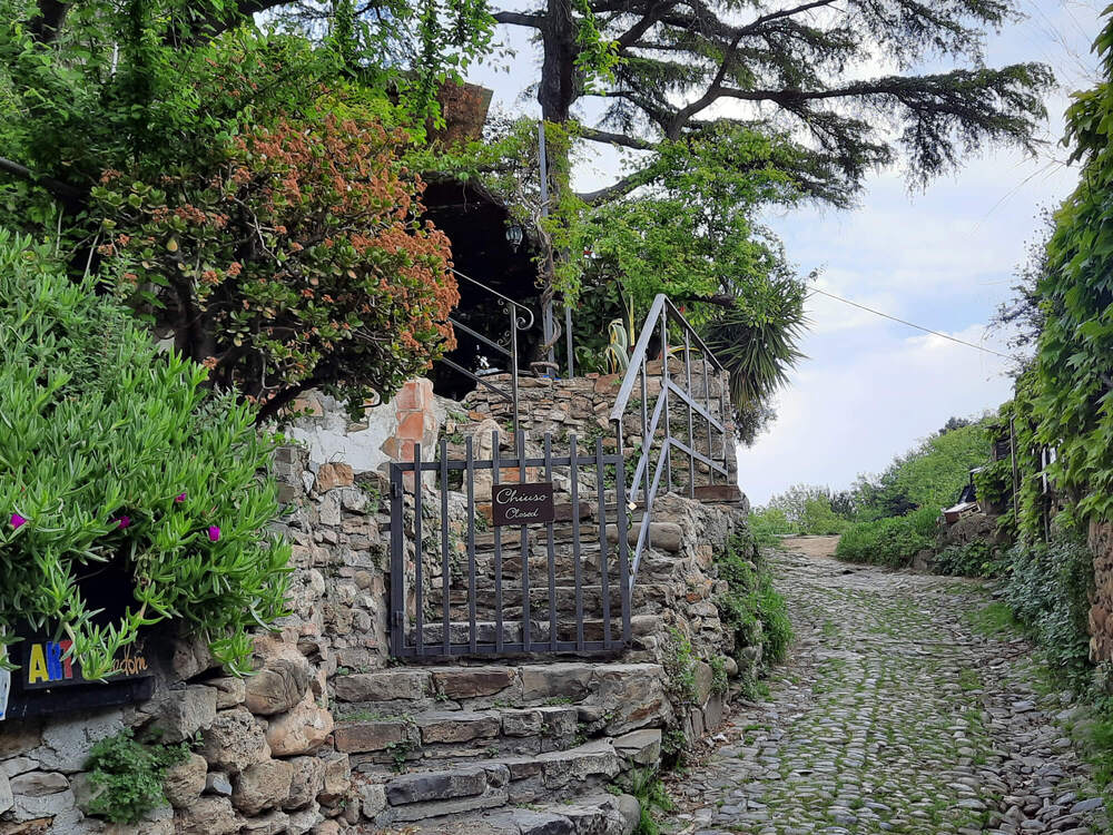 Ingresso di un locale a Bussana Vecchia