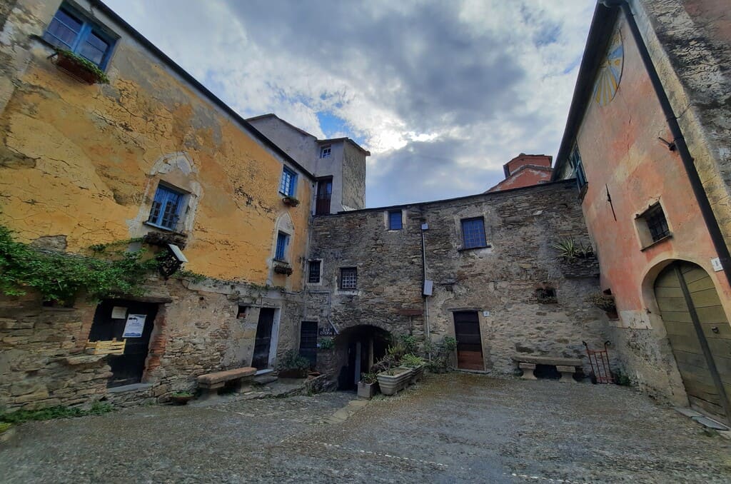 Colla Micheri La piazzetta di Colla Micheri