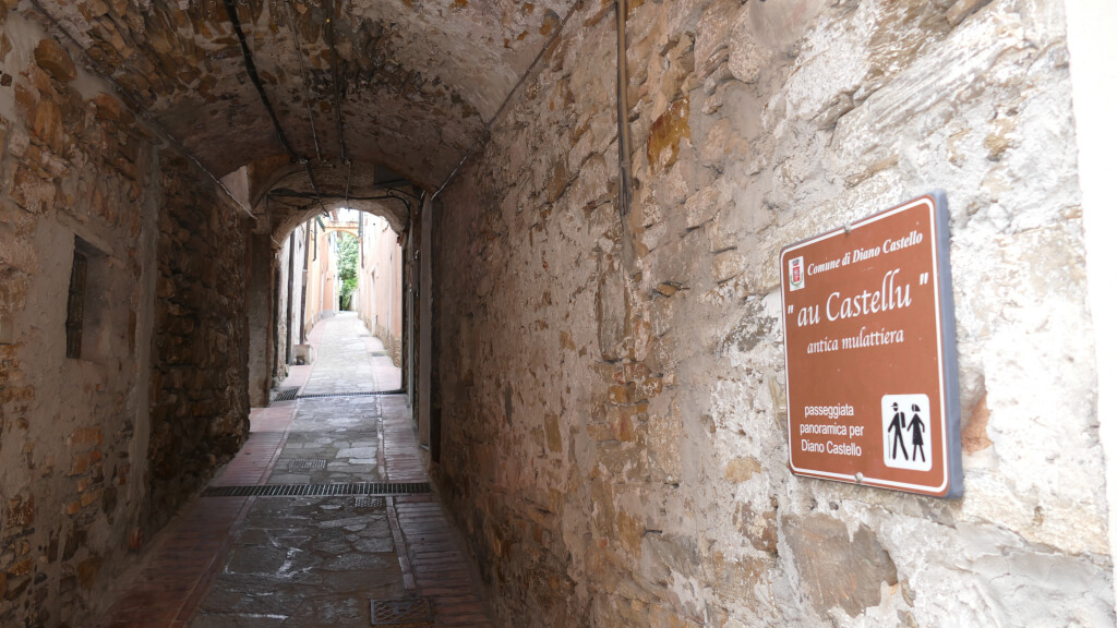 Indicazione per raggiungere Diano Castello