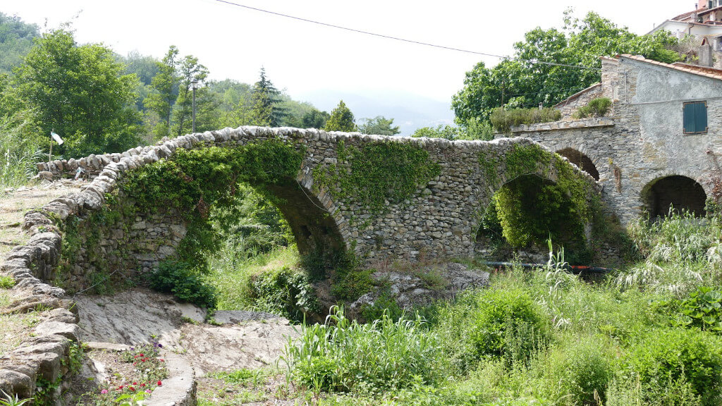 Ponte medievale a doppio arco a Molini di Prelà Il ponte medievale a Molini di Prelà