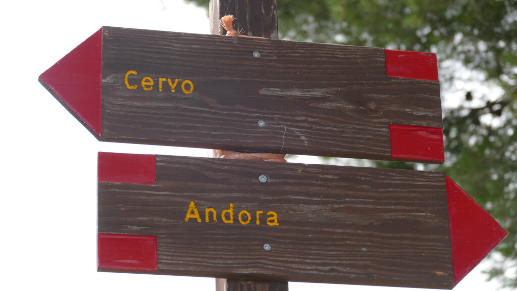 Cartelli che indicano i sentieri verso Cervo e Andora