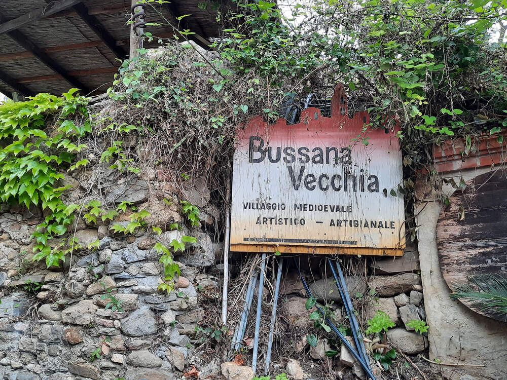 Un cartello all’ingresso di Bussana Vecchia