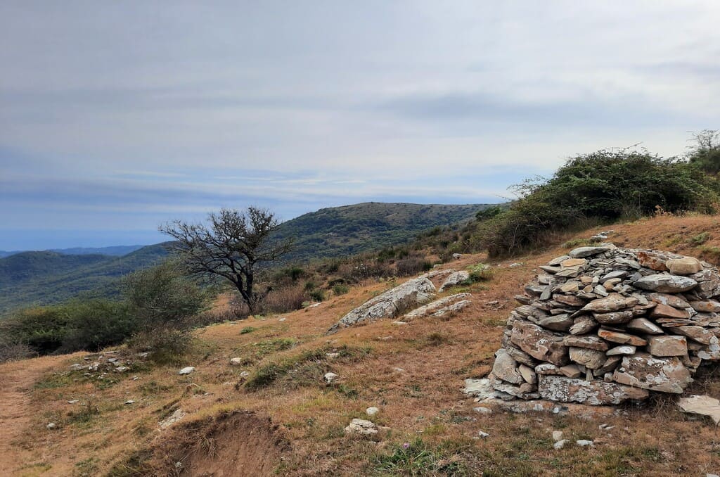Una neviera visibile lungo il sentiero per il Pizzo d’Evigno