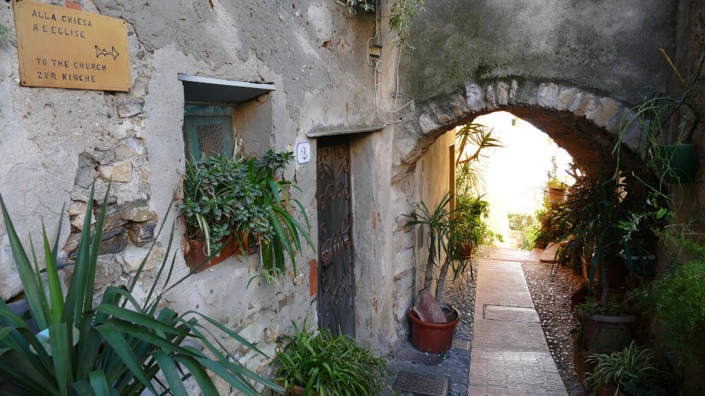 Immagine di una via del centro di Cervo